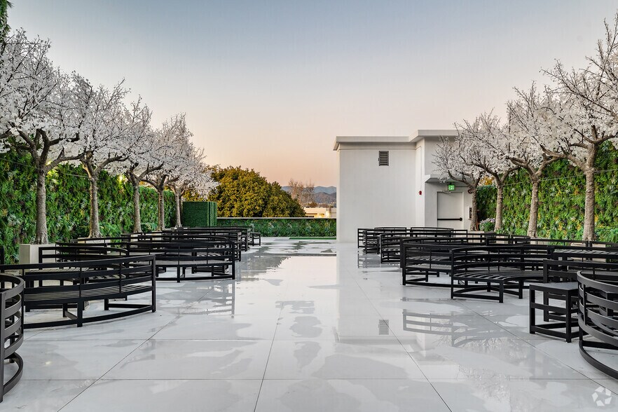 More Photos Of 11150 Ventura Blvd, Studio City Restaurant For Sale