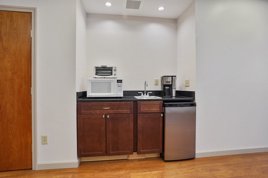 More Photos Of 908 E Waterloo Rd, Akron Medical For Lease