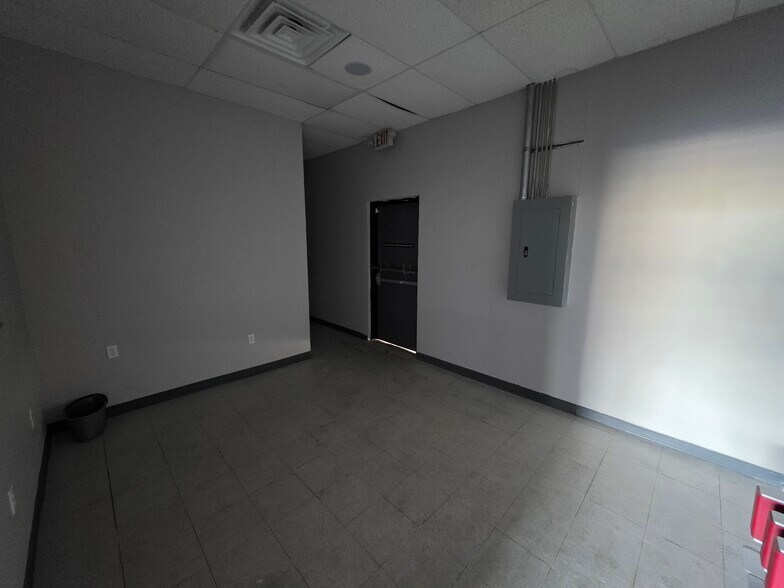 More Photos Of 9601 Cullen Blvd, Houston Unknown For Lease