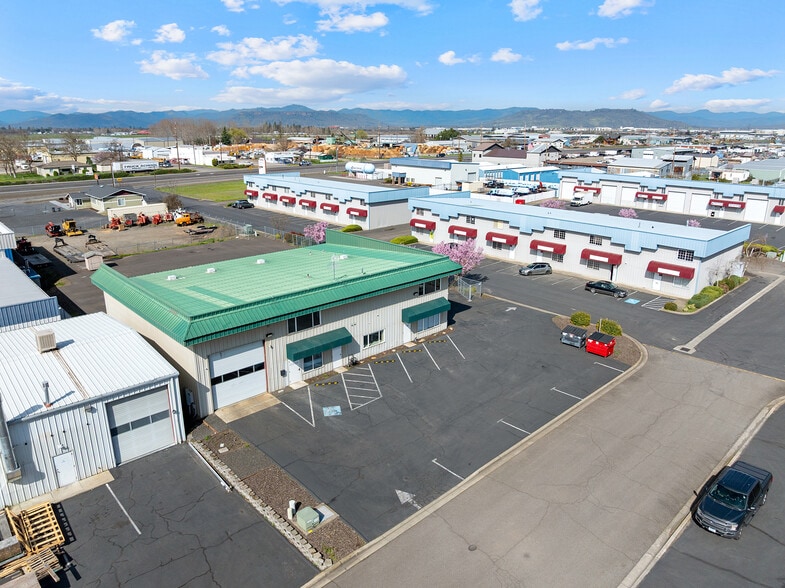 More Photos Of 6062-6068 Crater Lake Ave, Central Point Warehouse For Sale