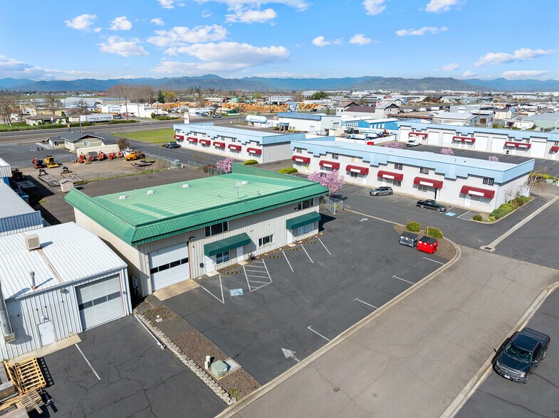 More Photos Of 6062-6068 Crater Lake Ave, Central Point Warehouse For Sale