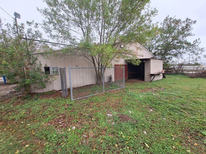 More Photos Of 2000 S Sam Houston Pky W, Houston Warehouse For Lease