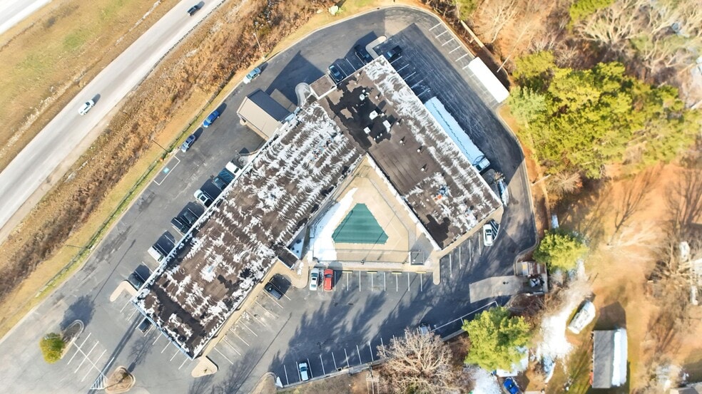 More Photos Of 2075 Highway 192 W, London Hotel For Sale