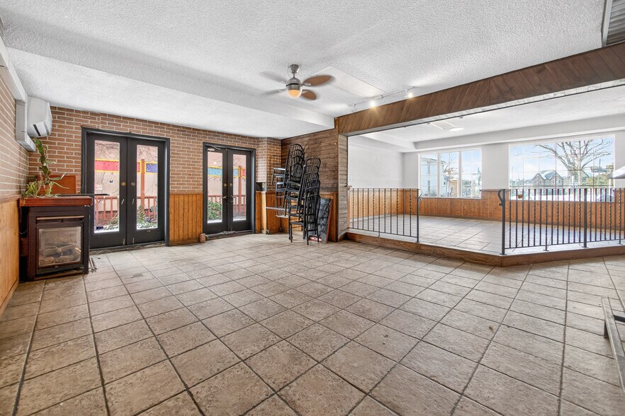 More Photos Of 277 Queen St S, Mississauga Storefront Retail Residential For Lease