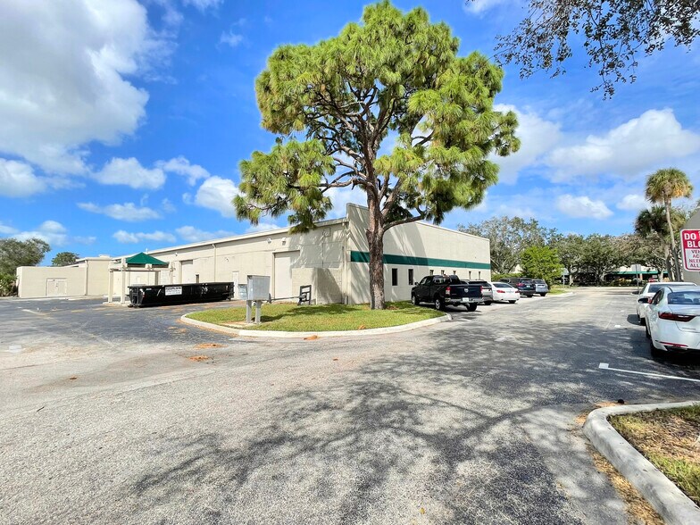 More Photos Of 2900 Horseshoe Dr S, Naples Unknown For Lease