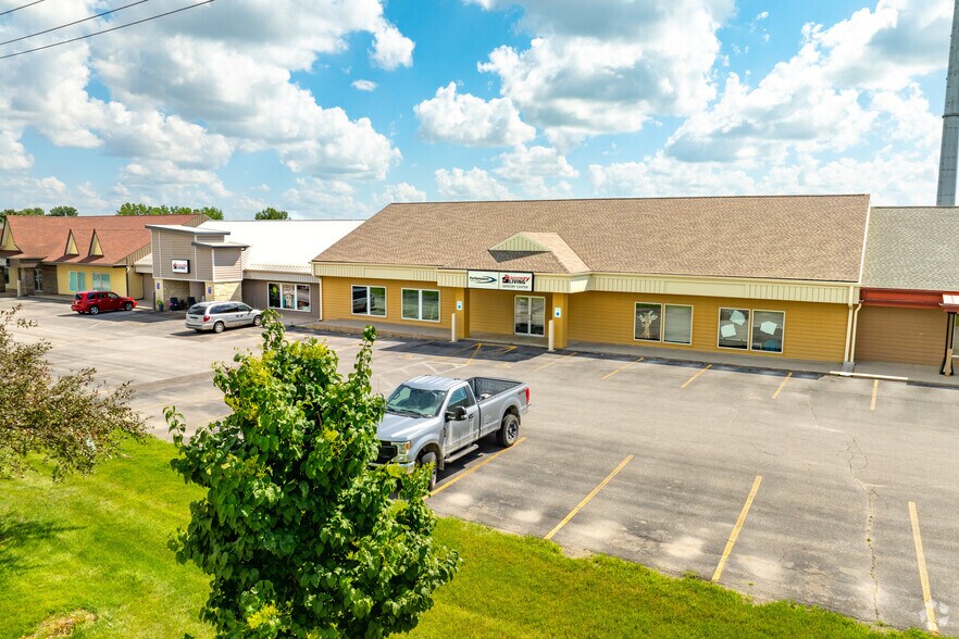 More Photos Of 750-768 Center Point Rd, Hiawatha Storefront Retail Office For Lease
