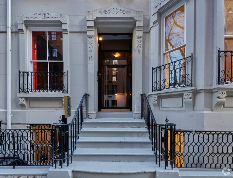 More Photos Of 19 E 75th St, New York Storefront Retail Office For Lease