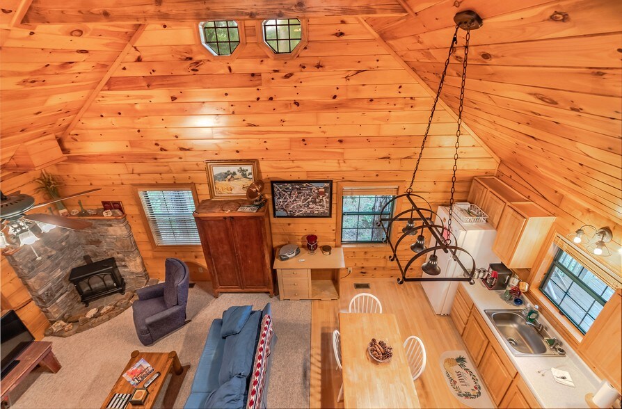 More Photos Of 15695 Highway 187, Eureka Springs Hotel For Sale