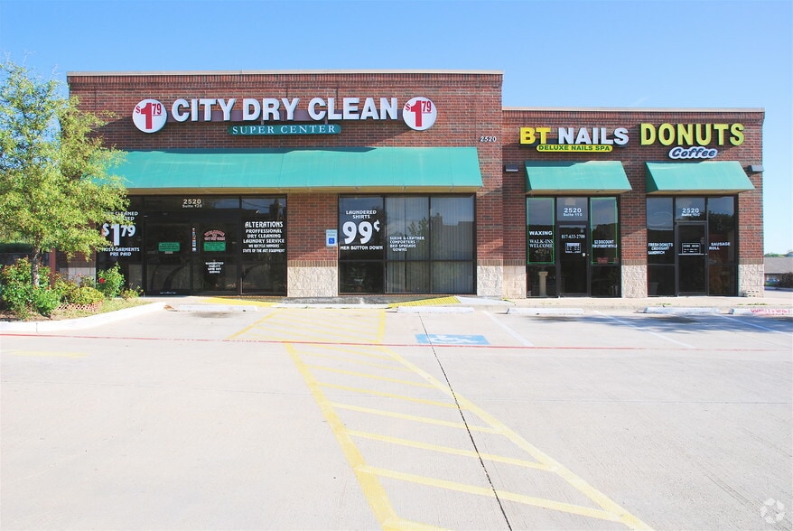 More Photos Of 2520 NE Green Oaks Blvd, Arlington Freestanding For Lease