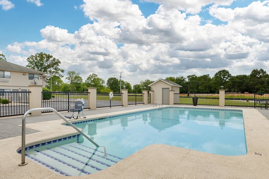 More Photos Of 120 W 18th St, Grove Hotel For Sale