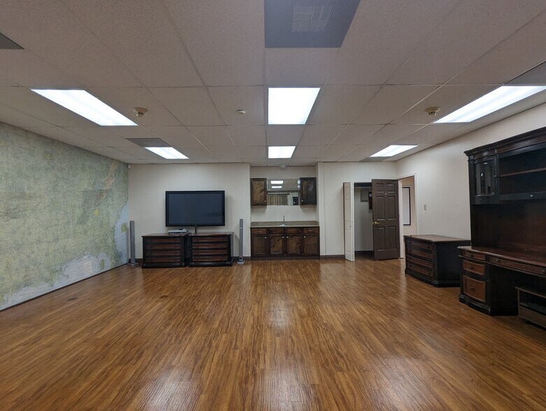 More Photos Of 2660 Sweetgum Ln, Beaumont Office For Sale