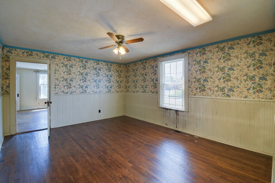 More Photos Of 35 Tinkling Spring Rd, Fishersville Showroom For Sale