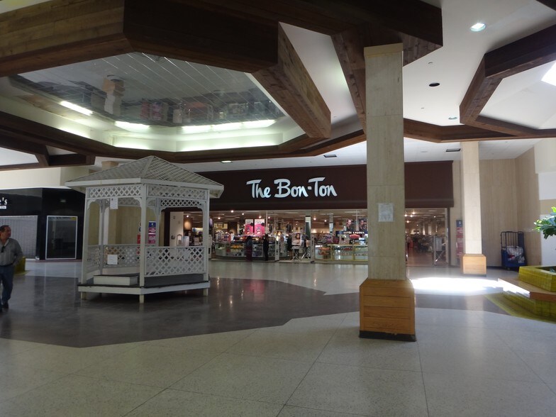 More Photos Of 1666 Market St Ext, Warren General Retail For Lease