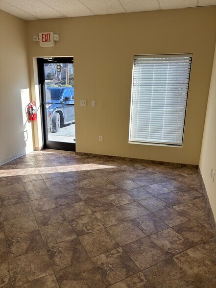 More Photos Of 1904 Fairfax Rd, Greensboro Showroom For Lease