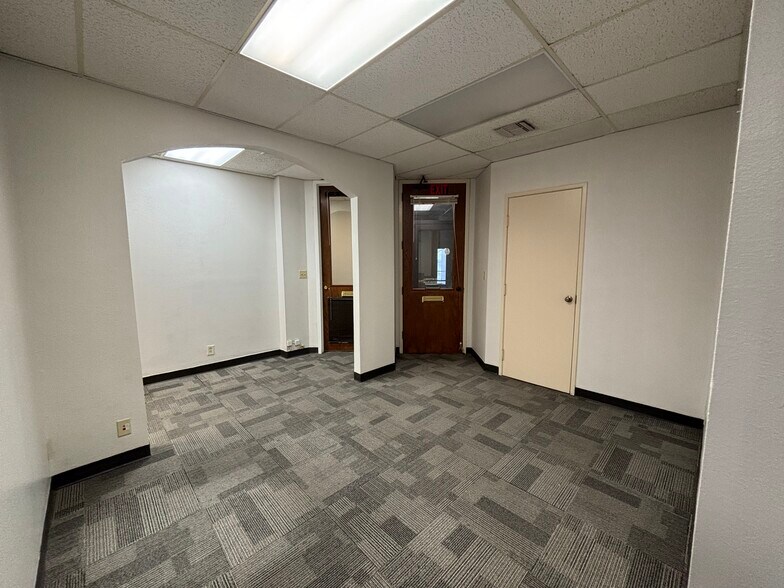 More Photos Of 5545 Fredericksburg Rd, San Antonio Medical For Lease