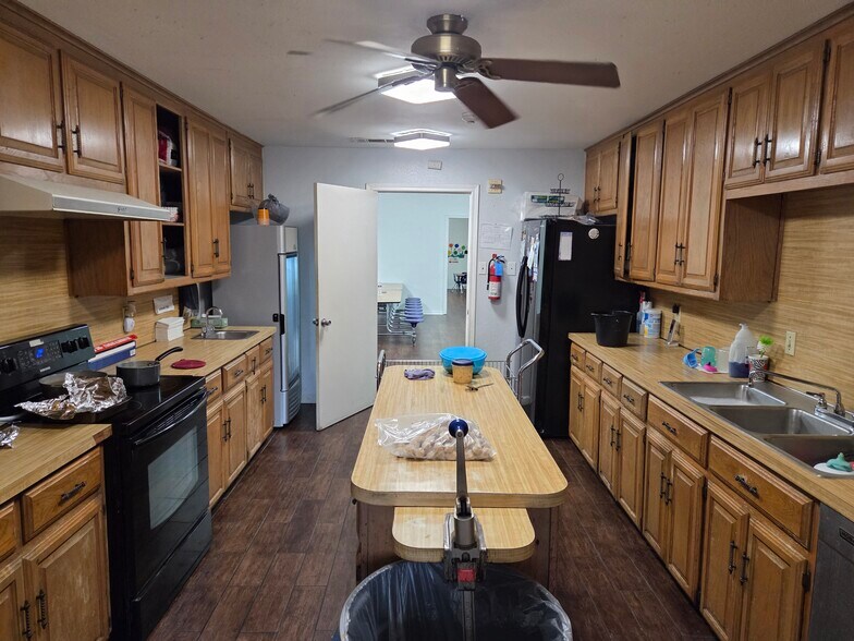 More Photos Of 1339 N Masters Dr, Dallas General Retail For Sale