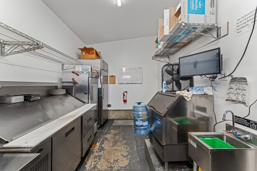 More Photos Of 2039 Redwood Ave, Grants Pass Restaurant For Sale