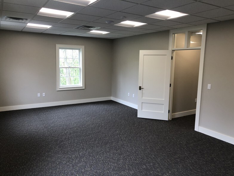 More Photos Of 19 Crossroads Ct, Delafield Office For Lease