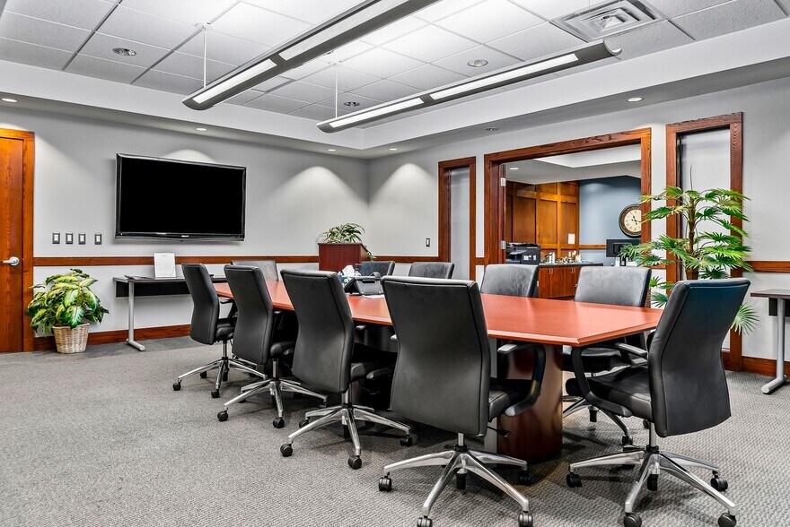 More Photos Of 805 Oakwood Dr, Rochester Office For Lease