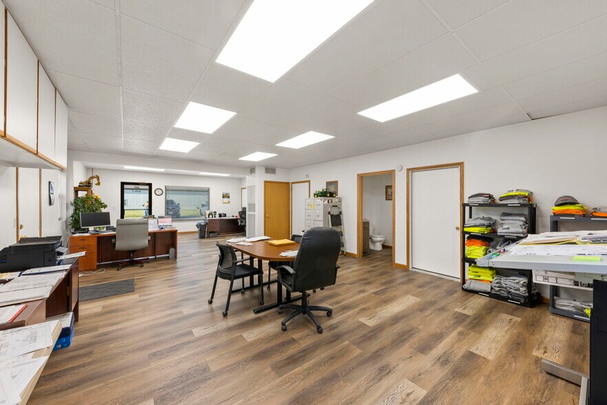 More Photos Of 645 E Lasalle St, Somonauk Showroom For Lease