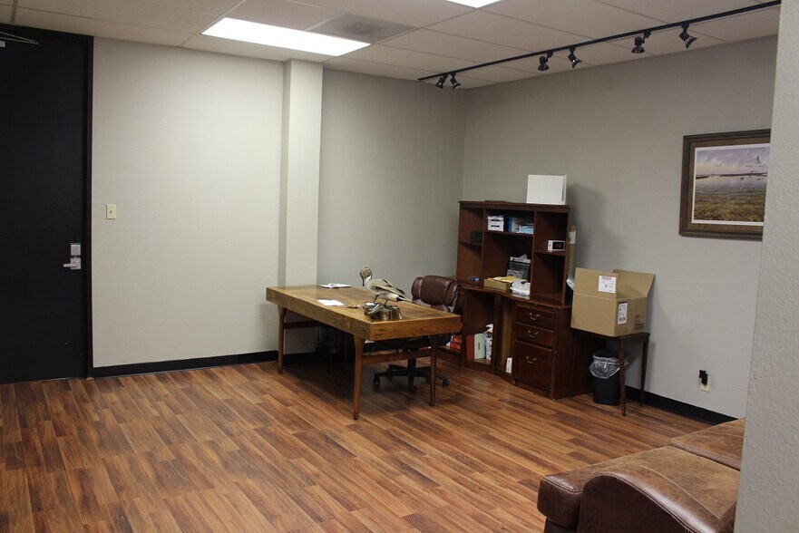 More Photos Of 3300 N A St, Midland Office For Lease