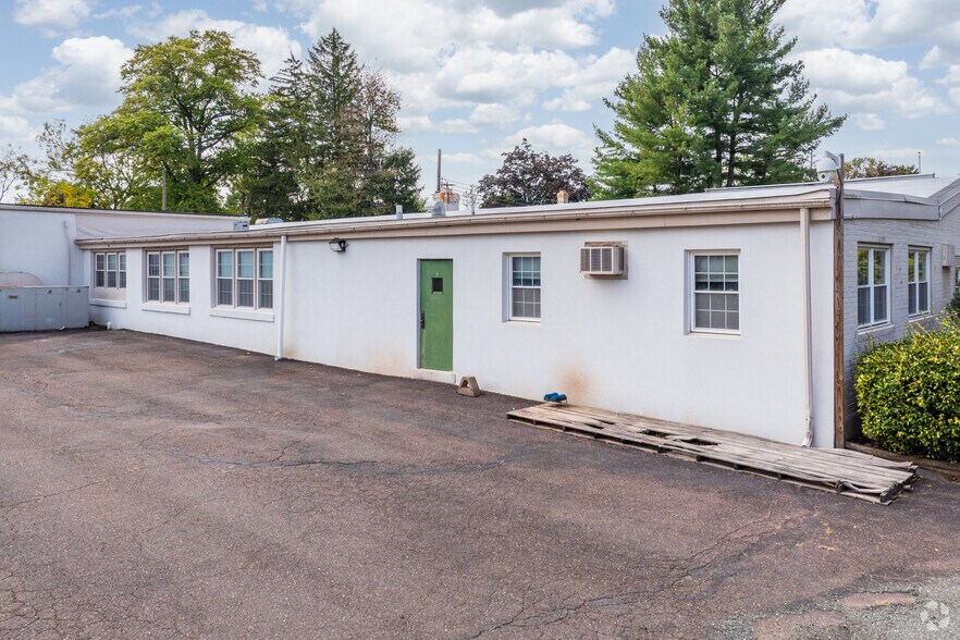 More Photos Of 102 W 7th Ave, Trappe Flex For Sale