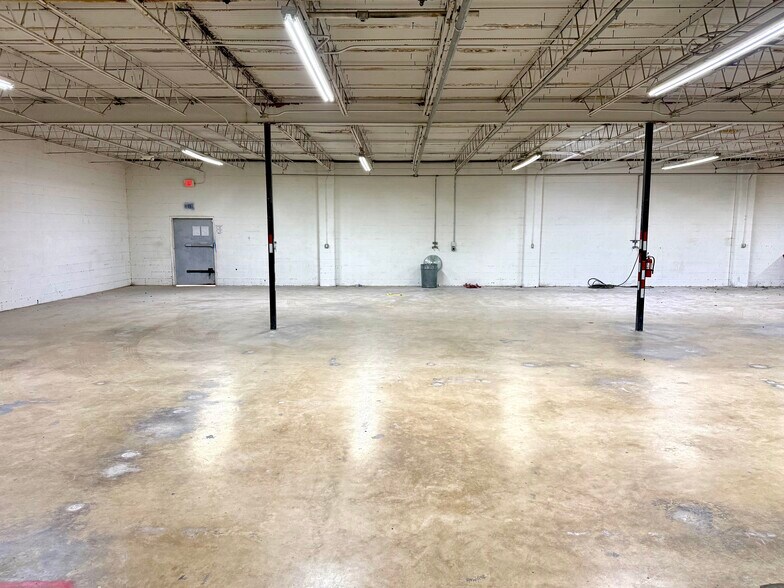 More Photos Of 5703 Kenwick St, San Antonio Warehouse For Lease