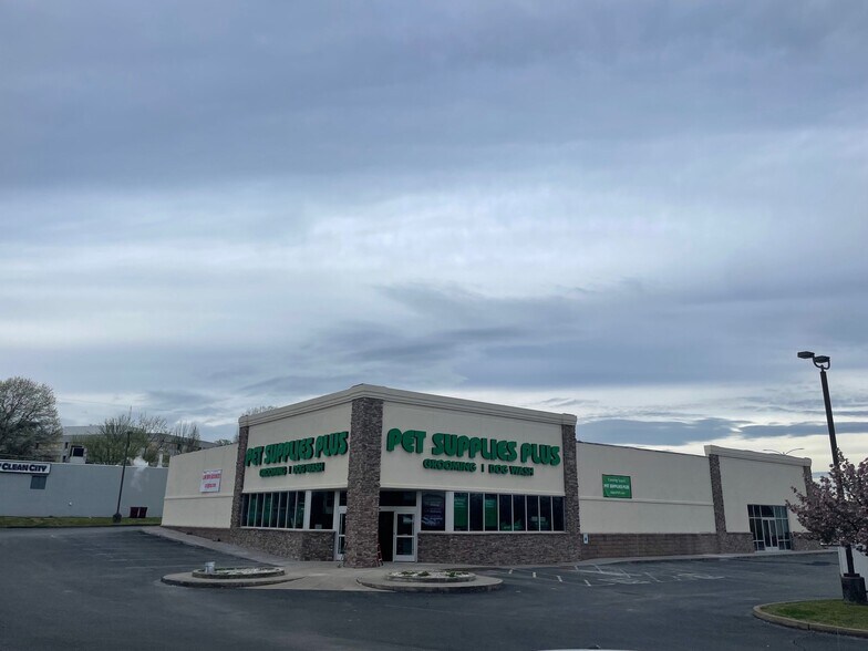 More Photos Of 2219 N Roan St, Johnson City Freestanding For Lease