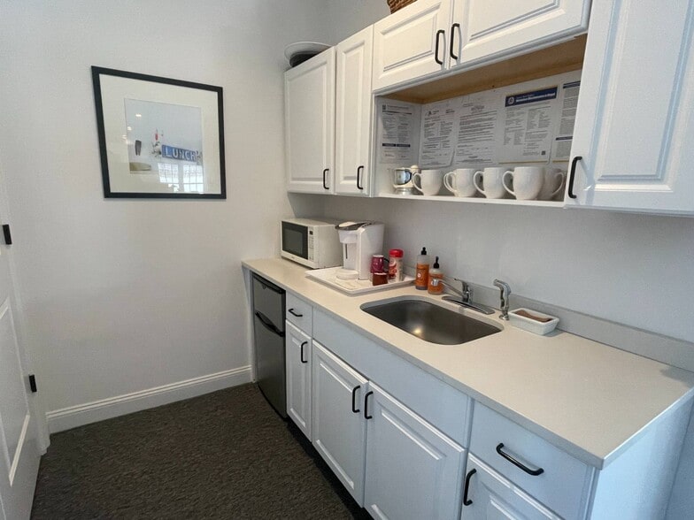 More Photos Of 16 Hampton Rd, Southampton Storefront Retail Office For Sale