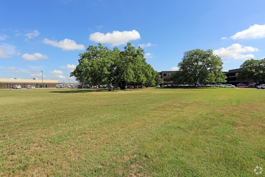 More Photos Of 2345 W Northwest Hwy, Dallas Land For Sale