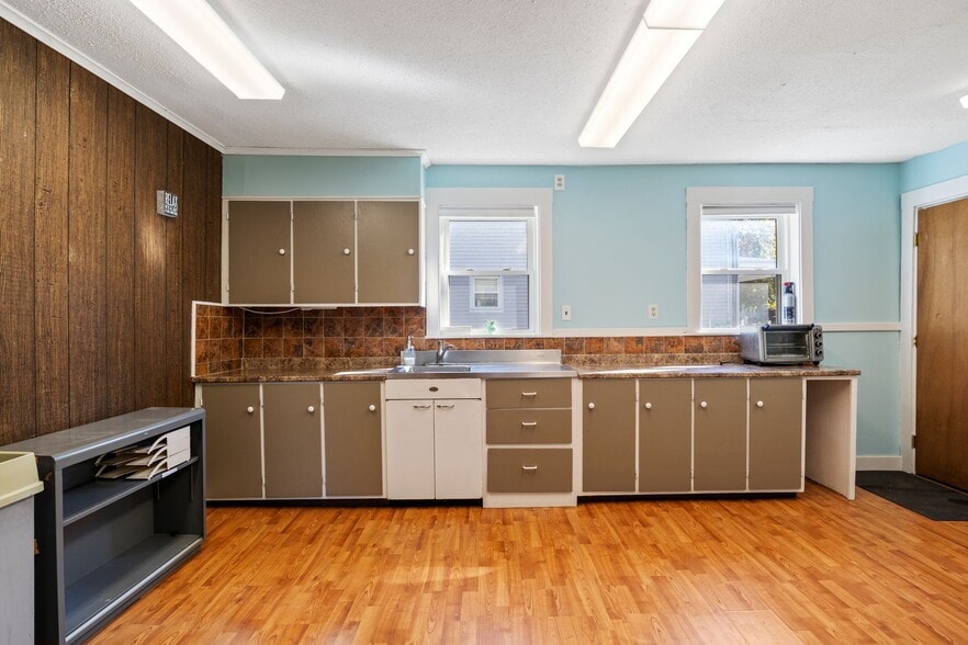 More Photos Of 10 Elm St, Gorham Office For Sale