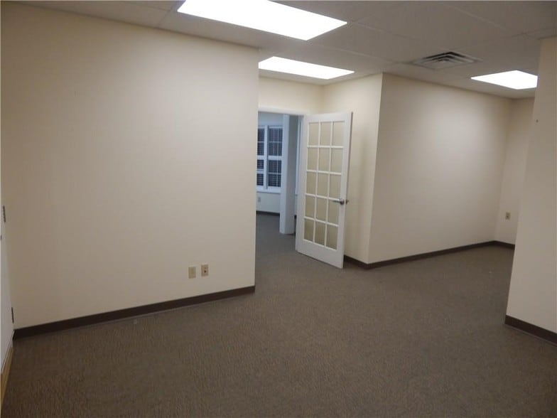 More Photos Of 189-191 Middlesex Ave, Chester Storefront Retail Office For Lease