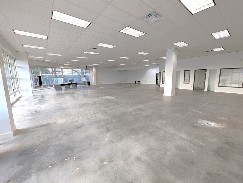 More Photos Of 901 N Missouri Ave, Largo Freestanding For Lease