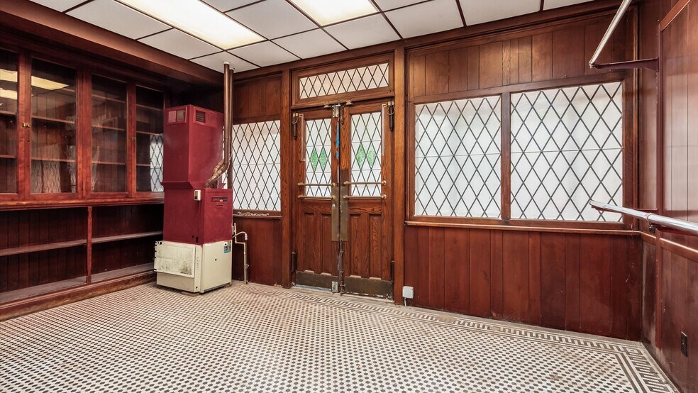 More Photos Of 22 N Park Pl, Newark Bar For Lease