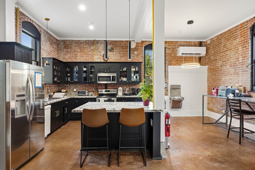 More Photos Of 1719 Houston Ave, Houston Office For Sale
