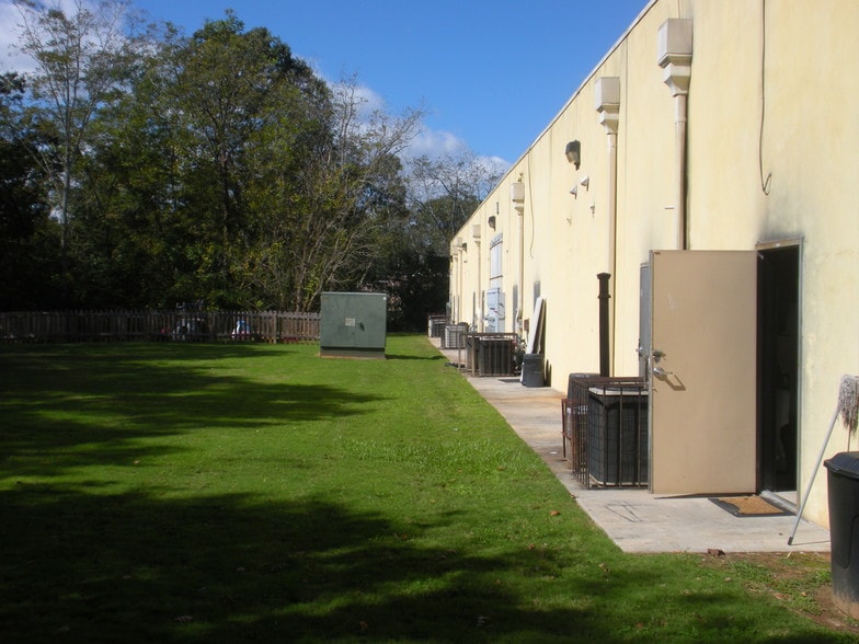 More Photos Of 1879 Stone Mountain Lithonia Rd, Lithonia Storefront Retail Office For Lease