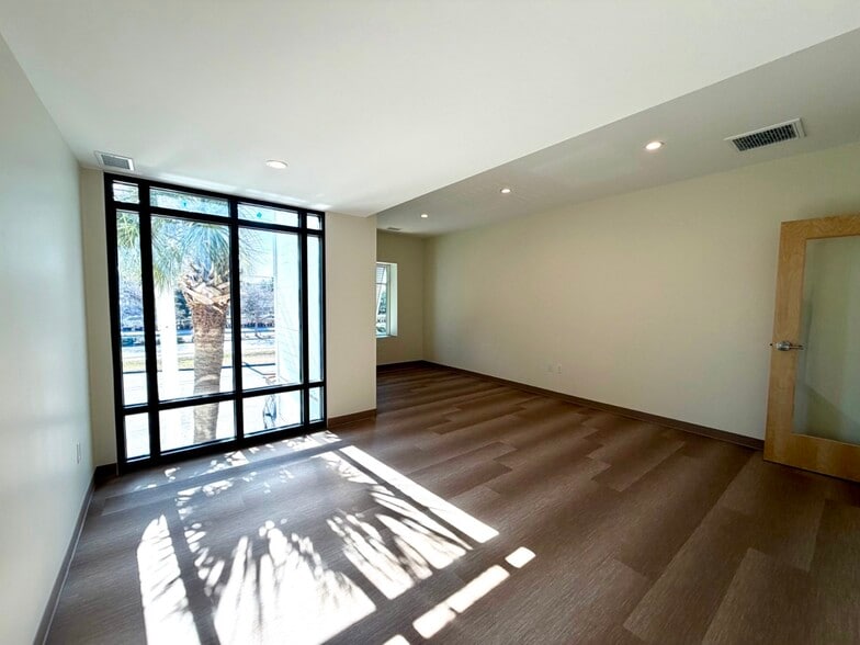 More Photos Of 814 Johnnie Dodds Blvd, Mount Pleasant Medical For Lease