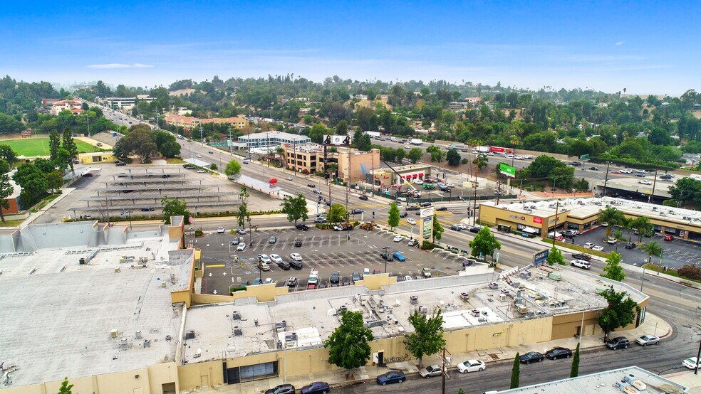 More Photos Of 20040-20060 Ventura Blvd, Woodland Hills Freestanding For Lease