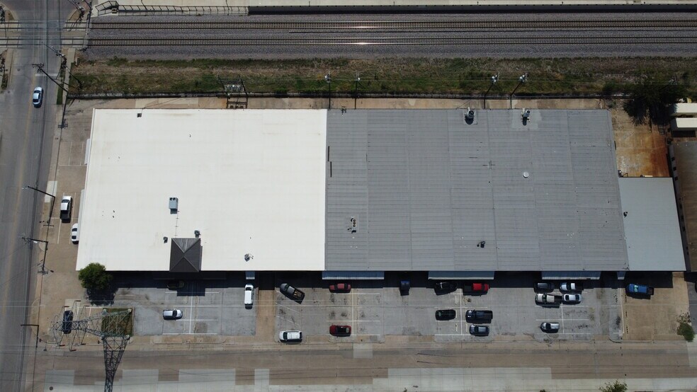 More Photos Of 1700-1724 Parkside Ave, Irving Warehouse For Lease