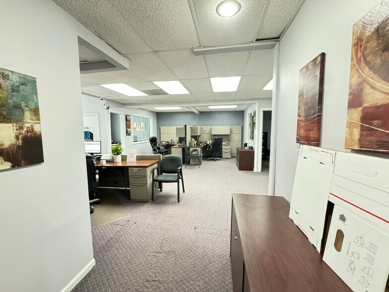 More Photos Of 4380 N Oak Tfwy, Kansas City Loft Creative Space For Sale