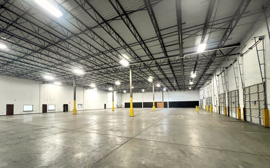 More Photos Of 76 Southwoods Pky, Hapeville Warehouse For Lease