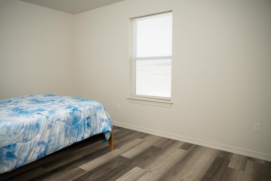 More Photos Of 708-724 Cedar Creek Ave, Montrose Apartments For Sale