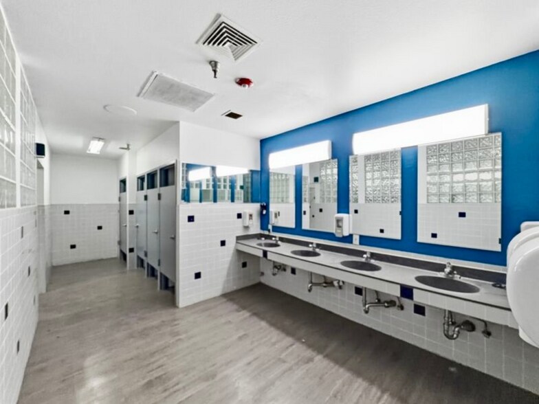 More Photos Of 145 Paragon Ln, El Paso General Retail For Sale