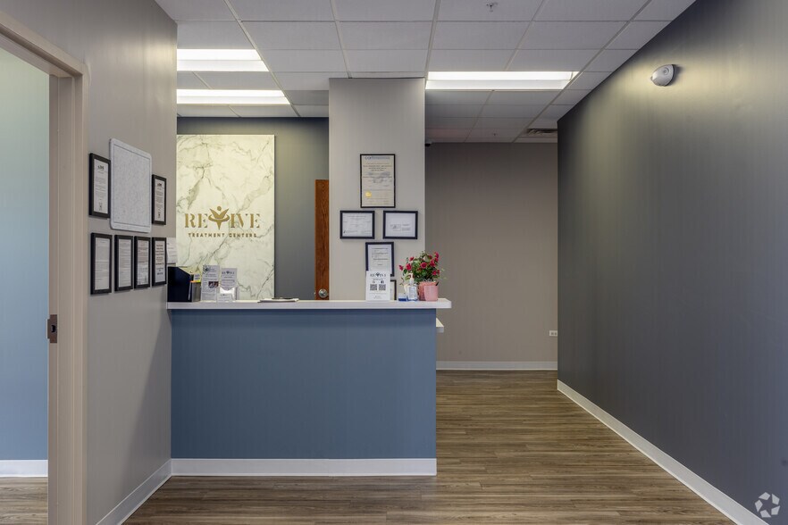 More Photos Of 365 Surryse Rd, Lake Zurich Office For Sale