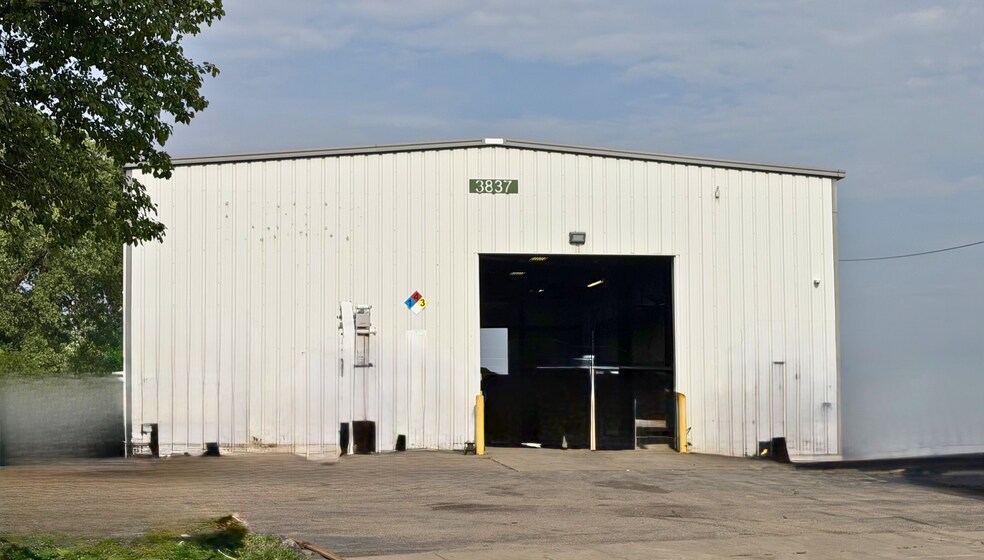 Primary Photo Of 3837 N Bridgeport Cir, Wichita Warehouse For Lease