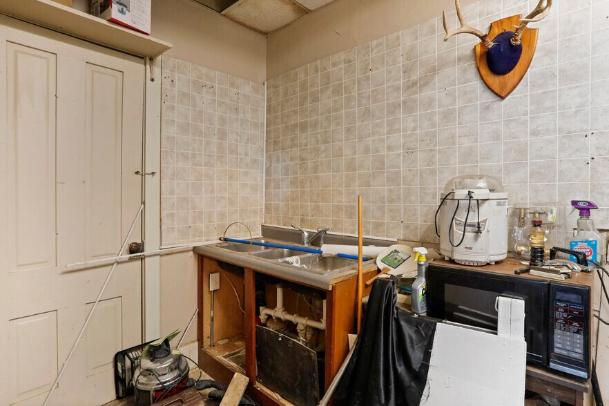 More Photos Of 102-104 N Main St, Edinburg Storefront Retail Residential For Sale