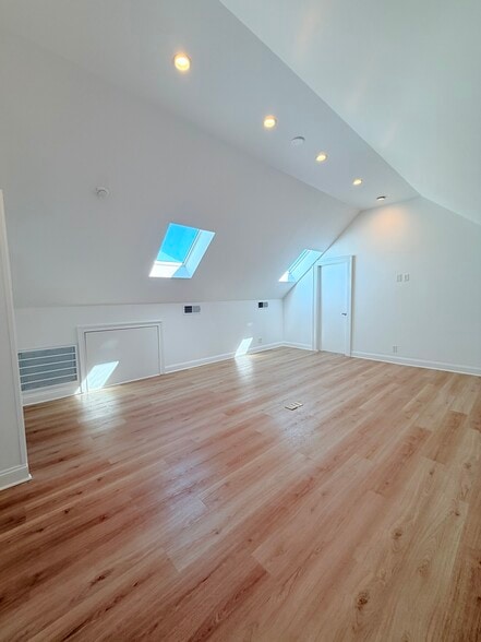 More Photos Of 31 Saint Roch Ave, Greenwich Office Residential For Lease