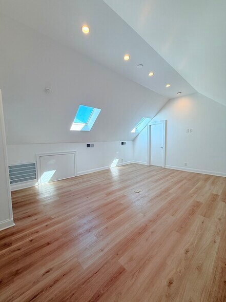 More Photos Of 31 Saint Roch Ave, Greenwich Office Residential For Lease