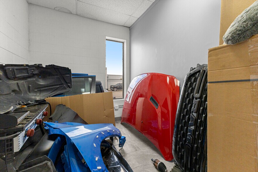 More Photos Of 32639-32645 Industrial Rd, Garden City Warehouse For Sale