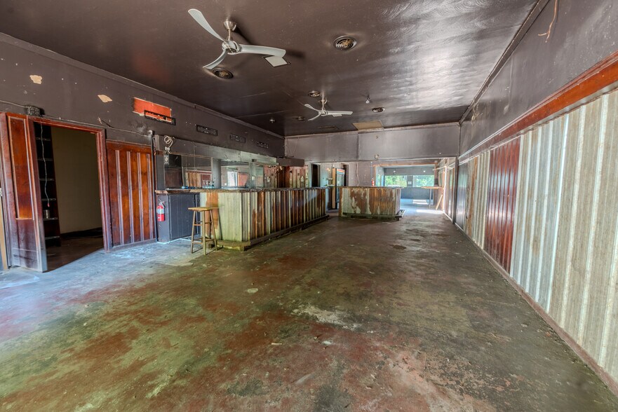 More Photos Of 19510 NE US Hwy 301, Waldo Storefront Retail Office For Sale